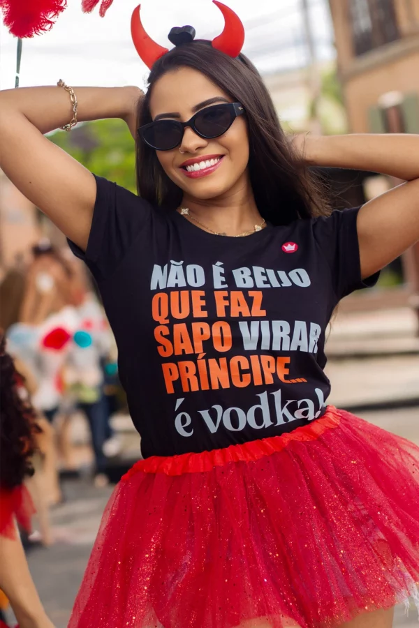 CAMISETA NÃO É BEIJO QUE FAZ SAPO VIRAR PRÍNCIPE